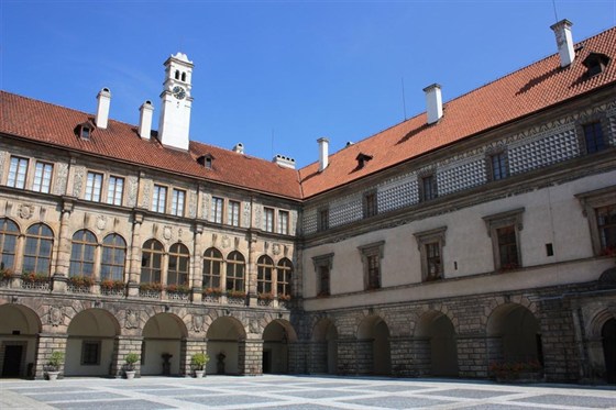 Nelahozeves Castle